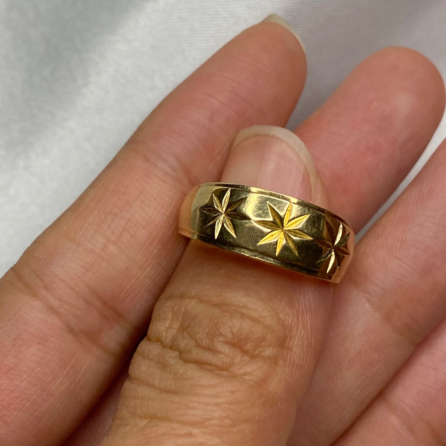 Three starburst band ring